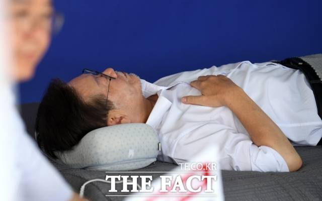 윤석열 대통령의 헌법재판소 탄핵심판 결론을 앞두고 야당 의원들이 단식을 이어가고 있다. 정치인들의 단식투쟁은 '최후의 수단'으로 여겨진다. 이재명 더불어민주당 대표가 2023년 9월 단식투쟁 당시 천막에 누워 휴식을 취하는 모습. /이새롬 기자