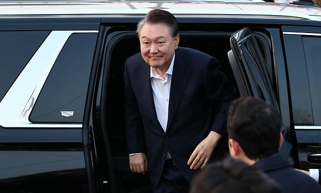 서울구치소에서 석방된 윤석열 대통령이 지난 8일 서울 한남동 관저 앞에서 지지자들에게 인사하기 위해 하차하고 있다. /연합뉴스