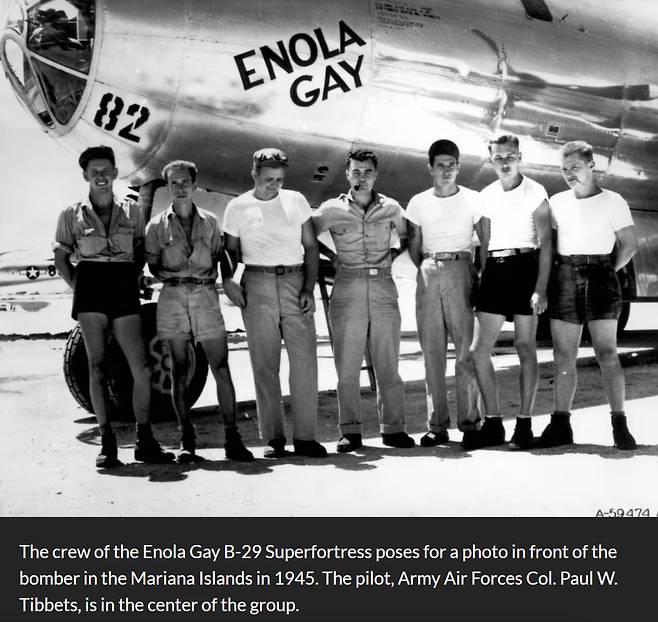1945년 북태평양 마리아나제도에서 촬영된 B-29 전략폭격기 '이놀라 게이(Enola Gay)' 앞에 선 승무원들. 가운데 사람이 조종사 폴 티베츠. /미 국방부