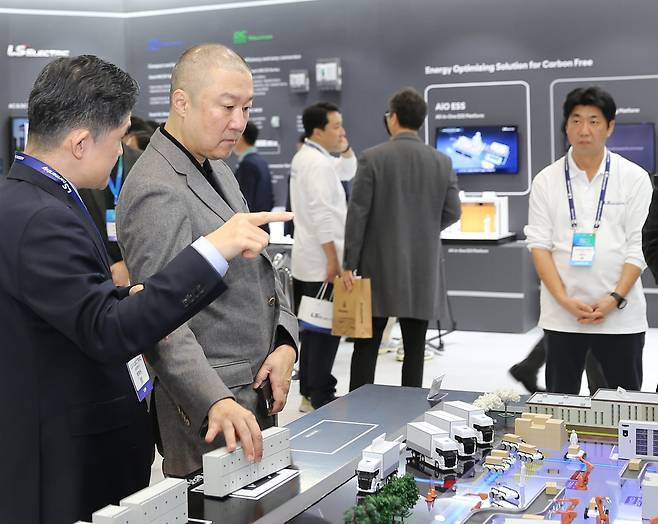 구자은 LS그룹 회장은 지난 5일 '인터배터리 2025' 행사에서 자회사인 에식스솔루션즈에 관해 설명하던 중 “작은 회사들이 성장하려면 계속해서 자금을 투입할 수밖에 없다”며 중복상장이 불가피하다고 말했다. /연합뉴스