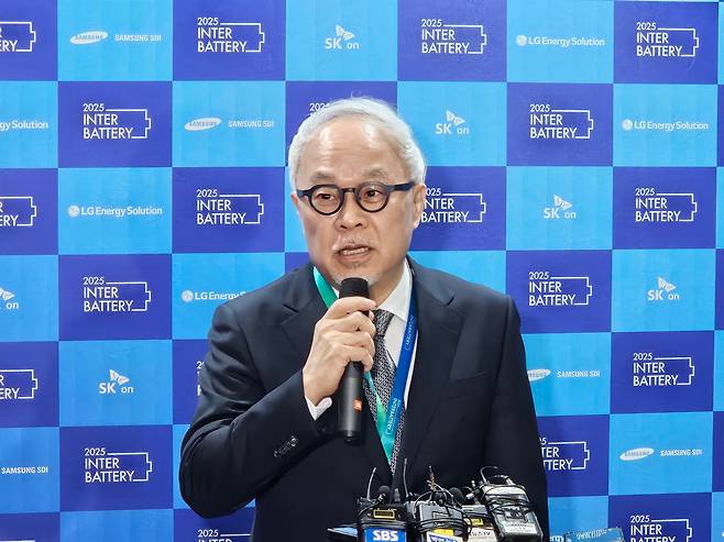 최주선 삼성SDI 대표가 5일 서울 강남 코엑스에서 열린 배터리 산업 전시회 ‘인터배터리 2025’에서 취재진의 질문에 답변하고 있다. / 권유정 기자