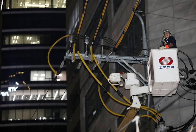 전신주 복구작업이 진행 중인 모습. /뉴스1