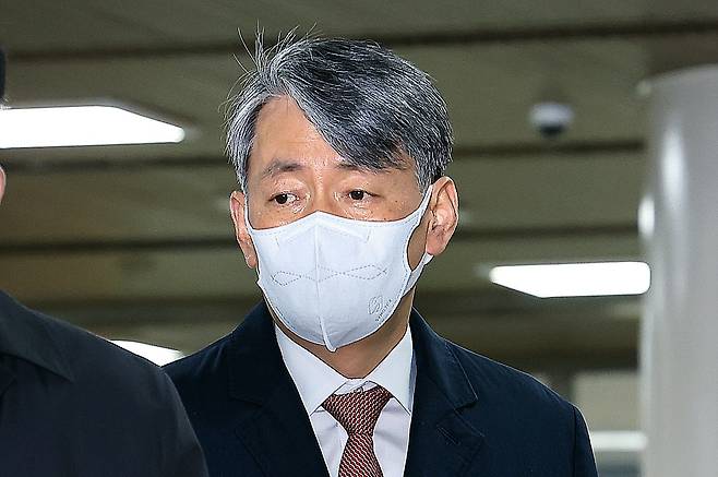 '12·3 비상계엄' 사태 당시 내란에 가담한 혐의로 기소된 조지호 경찰청장이 20일 오전 서울 서초동 서울중앙지방법원에서 열린 첫 공판에 출석하고 있다./뉴스1