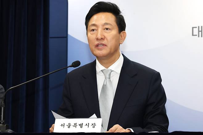 오세훈 서울시장이 지난 19일 서울 종로구 정부서울청사에서 주택시장 안정화 방안 브리핑을 하고 있다. /뉴스1