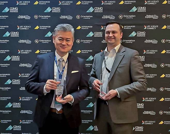 삼성바이오로직스는 19일(현지 시각) 미국 뉴욕에서 열린 'CDMO 리더십 어워즈'에서 수상했다고 밝혔다. 제임스 최 영업지원담당 부사장(왼쪽)과 케빈 샤프 Sales&Operation담당 부사장 등 삼성바이오로직스 관계자들이 수상 후 기념촬영을 하고 있다./삼성바이오로직스