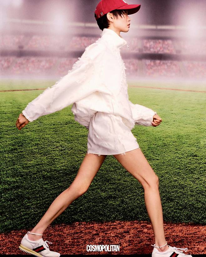 보머 재킷, 미니스커트, 스니커즈 모두 가격미정 Gucci. 볼캡 6만8천원 Nohant.