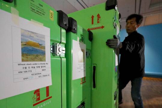 '불멸의 화가 반 고흐' 특별전이 다음 주 대전시립미술관에서 막을 올리는 가운데 특별전 관계자들이 19일 대전시립미술관에서 반 고흐의 원화를 포장한 방탄 소재 크레이트를 옮기고 있다. 김영태 기자