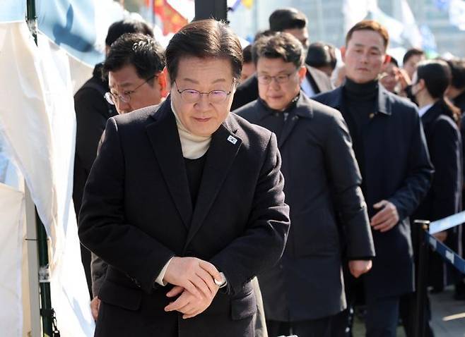 이재명 더불어민주당 대표가 19일 오전 서울 종로구 경복궁역 부근 광화문 민주당 천막농성장에서 열린 현장 최고위원회의에 참석하고 있다. ⓒ뉴시스