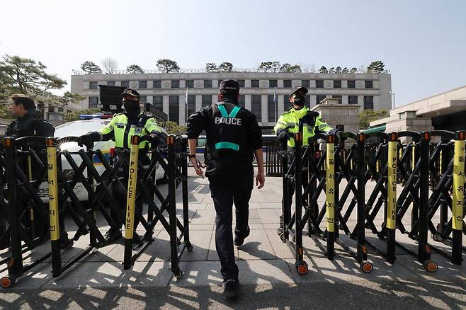 14일 서울 종로구 헌법재판소 정문을 경찰이 바리케이트를 설치하고 통제하고 있다. 2025.3.14/뉴스1
