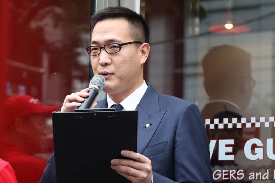 파이브가이즈가 이르면 오는 4월 7호점인 압구정로데오점을 오픈할 예정이다. 사진은 김동선 한화갤러리아·한화호텔앤드리조트 부사장이 지난 2023년 1호점 오픈식에서 발언하고 있는 모습. 연합뉴스
