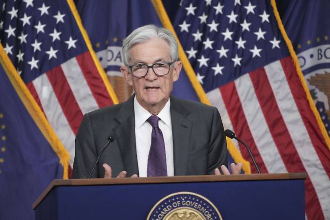 제롬 파월 미국 연방준비제도(연준) 의장이 19일(현지시간) 워싱턴 연준 청사에서 이틀에 걸친 연방공개시장위원회(FOMC) 회의를 마친 뒤 기자회견을 하고 있다. 연준이 이날 기준금리를 4.25~4.5%로 동결하고, 올해 두 차례 추가 금리 인하 가능성을 시사한 가운데 파월 의장은 인플레이션(물가상승) 우려에 방점을 찍었지만 뉴욕 증시는 금리 인하 기대감 속에 급등했다. AP 뉴시스