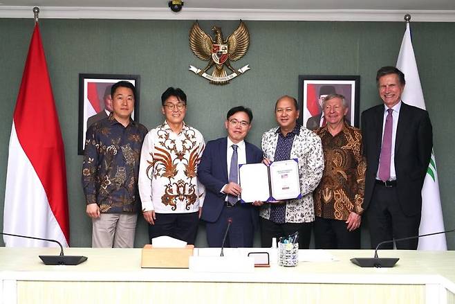 지난 18일 자카르타 투자부 청사에서 로산 루슬라니(Rosan Roeslani·오른쪽에서 3번째) 인도네시아 투자부 장관이 LG화학 관계자들과 만나 전기차 생태계 구축을 위한 신규 협력 방안을 논의했다. 인도네시아 투자부 공식 SNS 갈무리