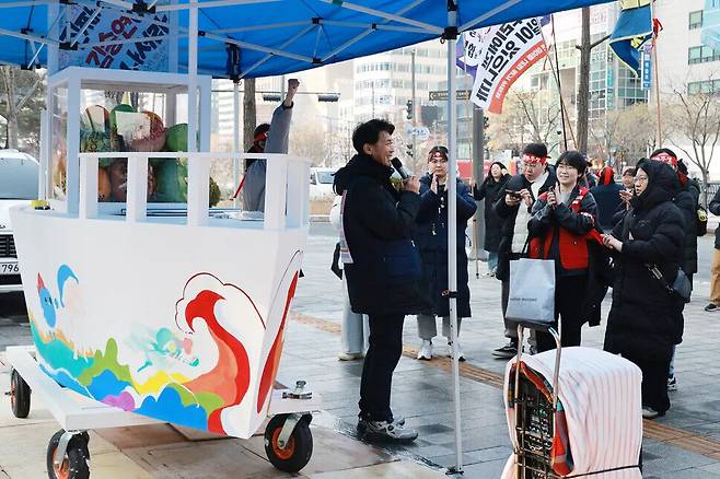 김형수 금속노조 거제통영고성조선하청지회 지회장이 2월1일 서울 종로구 한화오션 서울사무소 앞 농성장에서 열린 ‘연대투쟁호’ 현판식에서 민중가요 ‘쇳밥’을 부르고 있다. 김혜윤 기자 unique@hani.co.kr