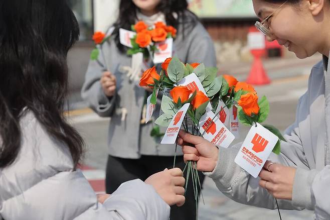 \'\'3·8 세계 여성의 날\'\'을 하루 앞둔 7일 서울 성북구 동덕여자대학교 앞에서 한국여성의전화 관계자들이 학생들에게 장미꽃을 주고 있다. 연합뉴스
