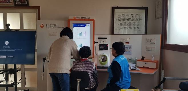 강화군에 구축된 54개의 모든 스마트경로당에는 협압계·체온계 외에도 혈당계와 인바디까지 설치돼 있다. 강화군은 이 기기들을 이용한 노인들의 건강 데이터를 클라우드에 저장한 뒤 모니터링하는 ‘돌봄 플랫폼’도 갖추고 있다. 그 리고 기준값보다 높은 수치가 나오면 본인 동의를 얻은 뒤 보건소로 연락한다. 사진은 강화군 양도면 건평리 스마트경로당. 강화군 제공