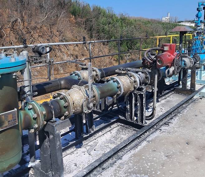 20일 울산 남구 롯데에스케이에너루트 수소연료전지 발전소 공사 현장에서 폭발 사고가 나 작업자 2명이 다쳤다. 울산소방본부 제공