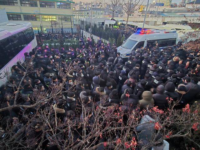 고위공직자범죄수사처(공수처)와 경찰이 윤석열 대통령에 대한 2차 체포영장 집행에 나선 1월 15일 서울 용산구 한남동 대통령 관저 입구에서 경찰이 관저 진입을 시도하고 있다. 연합뉴스