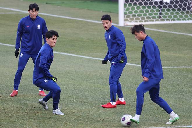 <yonhap photo-5188=""> 오만전 앞두고 훈련하는 양현준-황인범-황희찬-김주성 (고양=연합뉴스) 신현우 기자 = 2026 북중미 월드컵 아시아지역 3차 예선 B조 7차전 오만전을 하루 앞둔 한국 축구대표팀 양현준, 황인범, 황희찬, 김주성이 19일 경기도 고양종합운동장에서 훈련하고 있다. 대표팀은 20일 오후 8시 고양종합운동장에서 오만과 7차전을 치르고 25일 오후 8시 수원종합운동장에서 요르단과 8차전을 벌인다. 2025.3.19 nowwego@yna.co.kr/2025-03-19 18:38:41/ <저작권자 ⓒ 1980-2025 ㈜연합뉴스. 무단 전재 재배포 금지, AI 학습 및 활용 금지></yonhap>