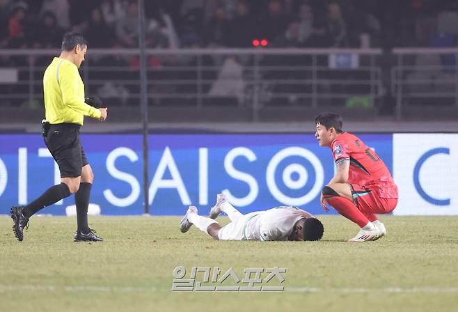 2026 FIFA 북중미 월드컵 아시아지역 3차 예선 B조 조별리그 7차전 대한민국과 오만의 경기가 20일 오후 경기 고양시 고양종합운동장에서 열렸다. 후반 동점을 만든 오만 선수들이 자주 그라운드에 쓰러지고 있다. 고양=김민규 기자 mgkim1@edaily.co.kr /2025.03.20/