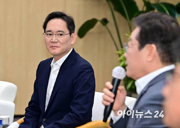 이재명 더불어민주당 대표(오른쪽)와 이재용 삼성전자 회장이 20일 서울 강남구 삼성 청년 소프트웨어 아카데미(SSAFY)에서 열린 청년 취업 지원을 위한 현장 간담회에서 환담을 나누고 있다. [사진=정소희 기자]