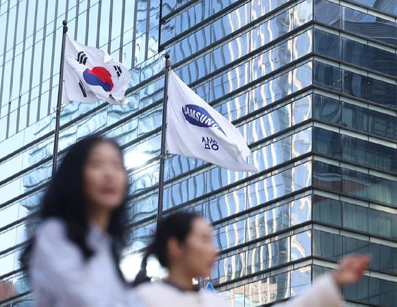 삼성전자 서초사옥에서 직원들이 나오고 있디. [사진=연합뉴스]