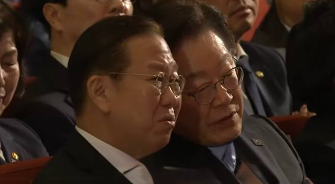 지난 1일 서울 중구 숭의여자대학교에서 열린 제106주년 3·1절 기념식에서 이재명 더불어민주당 대표(오른쪽)가 권영세 국민의힘 비상대책위원장와 잠시 대화를 나누는 장면. (SBS 캡처)