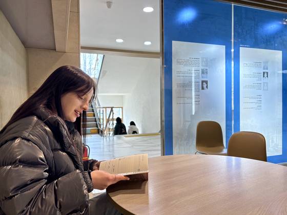 17일 오후 1시쯤 서울 용산구 숙명여대 순헌관에서 우크라이나 국적의 유학생 베로니카가 수업 자료를 살펴보고 있다. 이아미 기자