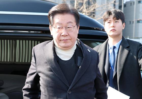 이재명 더불어민주당 대표가 19일 오전 서울 종로구 경복궁역 부근 민주당 천막농성장에서 열린 현장 최고위원회의에 참석하기 위해 차량에서 내리고 있다. 암살 위협설이 제기된 이 대표는 이날 방탄복을 입고 최고위를 진행했다. 2025.3.19/뉴스1