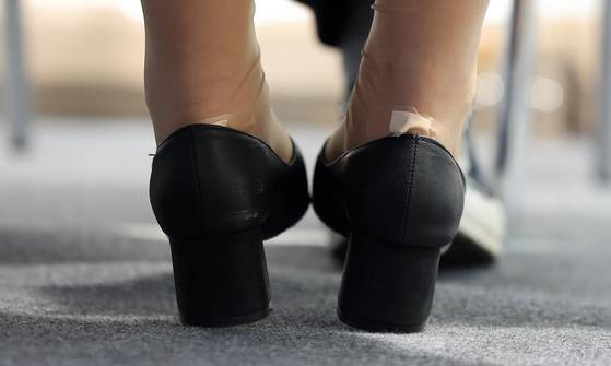 19일 서울 서초구 양재동 aT센터에서 열린 2025 대한민국 채용박람회에서 한 구직자가 밴드를 붙인 채 상담을 받고 있다.뉴스1