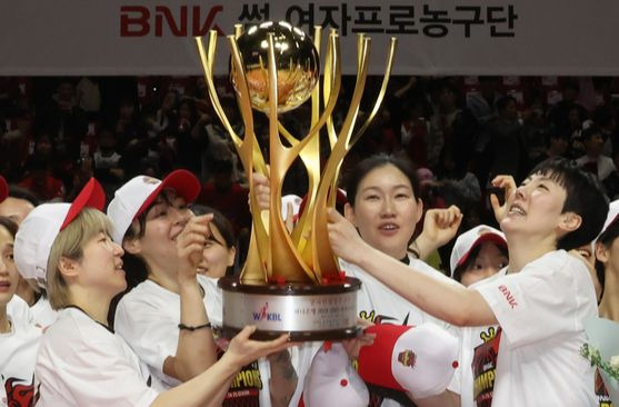 우승 트로피를 바라보며 감격한 박혜진(오른쪽). 송봉근 기자