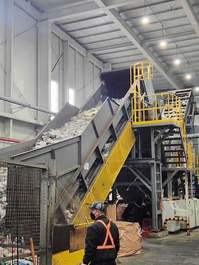 폐페트병이 재활용 플레이크 생산 공정에 투입되고 있다. 성상훈 기자