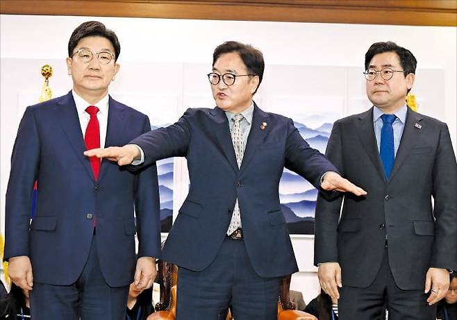 우원식 국회의장(가운데)이 18일 국회에서 여야 원내대표 회동을 주재하고 있다. 왼쪽부터 권성동 국민의힘 원내대표, 우 의장, 박찬대 더불어민주당 원내대표.  /사진=강은구 기자