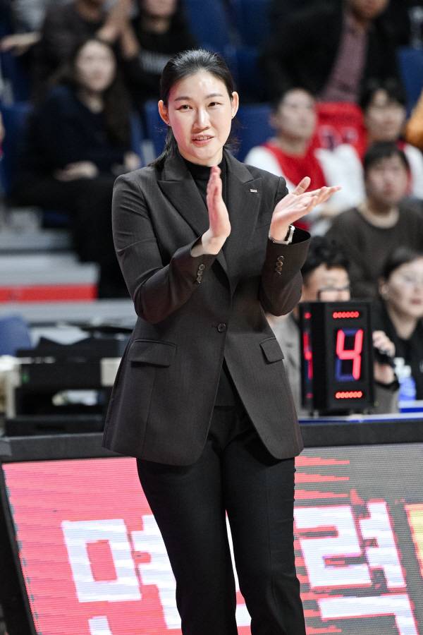 부산 BNK 박정은 감독이 경기 중 손뼉을 치고 있다. 박 감독은 주로 손뼉을 치면서 선수들을 격려한다. WKBL 제공