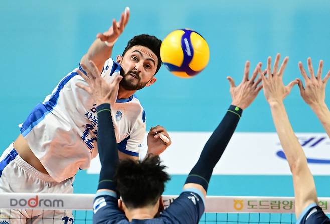 프로배구 남자부 삼성화재의 파즐리가 19일 서울장충체육관에서 열린 2024-2025 V리그 우리카드와 정규리그 최종전에서 공격을 시도하고 있다. 한국배구연맹 제공