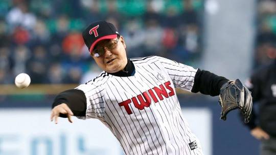 이광환 전 감독의 시구. 사진[연합뉴스]