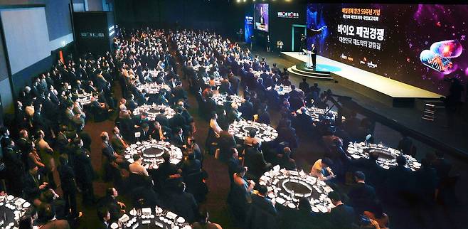 매일경제신문 창간 59주년을 기념해 19일 서울 중구 신라호텔에서 '바이오 패권경쟁'을 주제로 제35차 비전코리아 국민보고대회가 열렸다. 각계 오피니언 리더들이 장대환 매경미디어그룹 회장의 환영사를 경청하고 있다. 이날 행사는 500여 명이 몰려 성황을 이뤘다.  한주형 기자