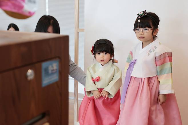 지난 19일 일본 도쿄 주일한국문화원에서 열린 양국 전통문화 교류행사에서 한복을 입은 어린이들 [주일한국문화원]