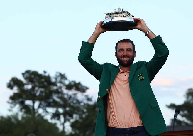 작년 마스터스 토너먼트에서 우승한 스코티 셰플러가 트로피를 들고 있다. AFP연합뉴스
