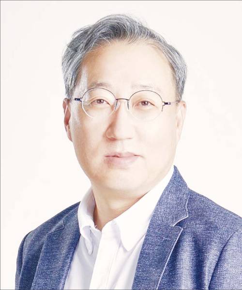 1971년생/ 한양대 경영학과/ 2003년 에르고다음다이렉트 경영기획팀장/ 2009년 다음 경영지원부문장/ 2014년 카카오모바일뱅크 TFT 부사장/ 2016년 카카오뱅크 대표(현)