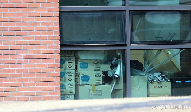 (서울=뉴스1) 황기선 기자 = 5일 서울 서대문구 연세대학교 의과대학 전용 기숙사인 제중학사에 짐들이 쌓여있다.   이날 학교 측은 재학생에 한해서만 기숙사에 입소할 수 있다는 내규에 따라 1학기 휴학한 의대생들에게 제중학사에서 퇴소할 것을 통보했다고 밝혔다.   그러나 일부 의대생들은 '학교 측이 사실상 동맹 휴학생들을 기숙사에서 쫓아내고 불이익을 주고 있다'며 불만의 목소리를 내고 있다. 2025.3.5/뉴스1  Copyright (C) 뉴스1. All rights reserved. 무단 전재 및 재배포,  AI학습 이용 금지. /사진=(서울=뉴스1) 황기선 기자