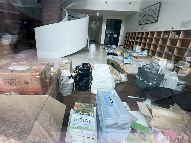 (서울=뉴스1) 황기선 기자 = 5일 서울 서대문구 연세대학교 의과대학 전용 기숙사인 제중학사에 짐들이 쌓여있다.  이날 학교 측은 재학생에 한해서만 기숙사에 입소할 수 있다는 내규에 따라 1학기 휴학한 의대생들에게 제중학사에서 퇴소할 것을 통보했다고 밝혔다.  그러나 일부 의대생들은 '학교 측이 사실상 동맹 휴학생들을 기숙사에서 쫓아내고 불이익을 주고 있다'며 불만의 목소리를 내고 있다. 2025.3.5/뉴스1  Copyright (C) 뉴스1. All rights reserved. 무단 전재 및 재배포,  AI학습 이용 금지. /사진=(서울=뉴스1) 황기선 기자