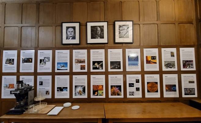 송유근씨가 연구하고 있는 영국 유니버시티칼리지런던(UCL) 내부에 천체물리 관련 연구성과들이 게재돼 있다. / 사진=김인한 기자