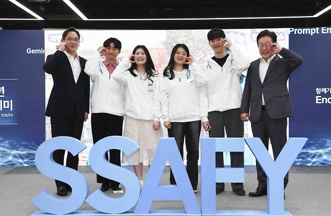 이재명 더불어민주당 대표와 이재용 삼성전자 회장이 20일 오전 서울 강남구 삼성 청년 소프트웨어 아카데미(SSAFY·사피)에서 교육생들과 기념촬영을 하고 있다. /사진=뉴시스