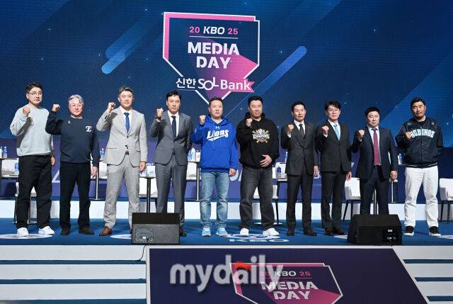KBO 리그 10개구단 감독들이 20일 오후 서울 잠실 롯데호텔 월드에서 진행된 '2025 프로야구 KBO 미디어데이'에서 포토타임을 갖고 있다.올시즌에는 맞춤형 피치클락 도입, 연장전 이닝 축소(12회→11회), 비디오판독 대상 확대 등 리그의 공정성을 강화하고 박진감 넘치는 경기를 선보이기 위한 다양한 조치들이 이루어 진다. 2025 KBO리그는 22일 오후 2시 잠실, 문학, 수원, 대구, 광주 등 5개 구장에서 일제히 개막한다./잠실 = 송일섭 기자