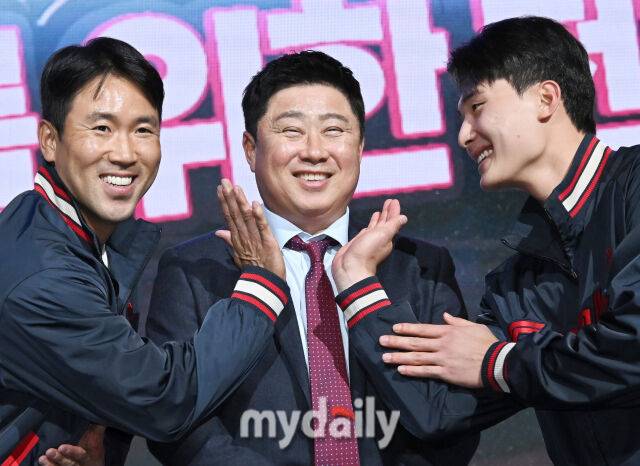 롯데 자이언츠 전준우, 김태형, 윤동희(왼쪽부터)가 20일 오후 서울 잠실 롯데호텔 월드에서 진행된 '2025 프로야구 KBO 미디어데이'에서 포토타임을 갖고 있다./잠실=송일섭 기자 andlyu@mydaily.co.kr