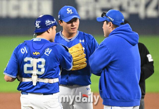 28일 오후 광주광역시 임동 광주기아챔피언스필드에서 진행된 '2024 프로야구 KBO리그 포스트시즌' 한국시리즈 5차전 KIA타이거즈와 삼성라이온즈의 경기. 삼성 이승현이 정대현 코치와 이야기를 나누고 있다./마이데일리