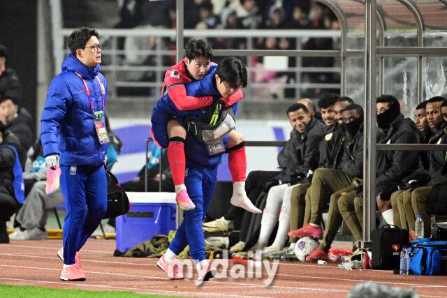 대한민국 축구대표팀 이강인이 20일 오후 경기도 고양종합운동장에서 진행된 '2026 국제축구연맹(FIFA) 북중미 월드컵 아시아지역 최종예선' 오만과의 경기에서 부상으로 교체되고 있다.B조에 속해 있는한국은 4승 2무, 승점 14로 조 선두를 달리고 있다. 2위는 이라크(승점 11), 3위는 요르단(승점 9)이다.한국이 이번 2연전에서 2승을 거두면 북중미 월드컵 본선진출을 조기에 확정한다.