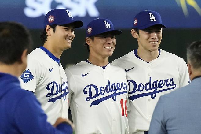 LA다저스의 일본인 선수들이 경기 후 기념 촬영을 하고 있다. 왼쪽부터 오타니 쇼헤이, 야마모토 요시노부, 그리고 이날 MLB 데뷔전을 치른 선발투수 사사키 로키   [AP]
