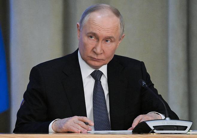 블라디미르 푸틴 러시아 대통령이 19일(현지시간) 러시아 모스크바에서 열린 검찰총장실 확대 회의에 참석하고 있다. [EPA]