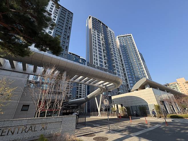 19일 서울 서초구 잠원동 ‘반포센트럴자이’ 아파트 정문 모습. [정주원 기자]